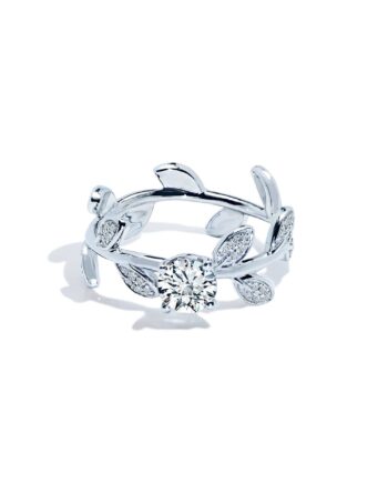 Serena Forlovelsesring Med Rund Safir Og Diamantblade   Hvidguld