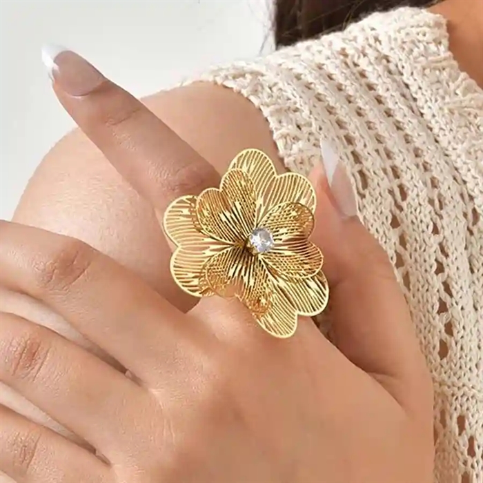 Golden Bloom Justerbar Stor Blomsterring Med Cz Sten