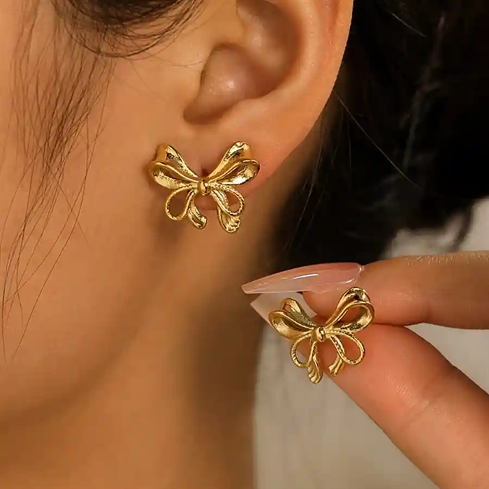 Forgyldt ørering Med Sløjfe   Elegant Og Feminin Detalje
