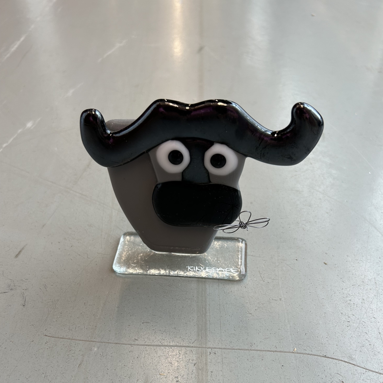 Glasfigur Tyr Med Blomst   Munden
