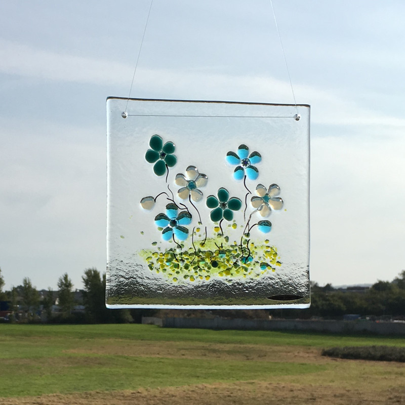 Glasophæng Med Blomster  Flot Dekoration Til Ophæng   Vinduet  Håndlavet Unik Glaskunst  Motiv Lilla Blomster