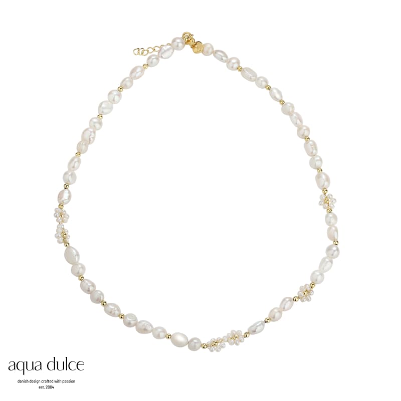 Wonderful Daisy Necklace   Golden